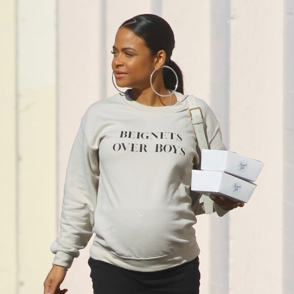 Exclusif - Christina Milian enceinte à la sortie d'un salon de manucure à North Hollywood, Los Angeles, le 12 janvier 2020. Elle porte un sweat avec l'inscription "Beignet Over Boys".  North Hollywood, CA - EXCLUSIVE - Heavily Pregnant Christina Milian is all smiles leaving a nail salon in North Hollywood wearing a Beignet Over Boys sweater. on January 12th 2020.12/01/2020 - Los Angeles