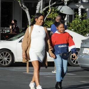 Christina Milian, enceinte, dans une robe moulante blanche à la sortie de chez Fred Segal's avec son compagnon M.Pokora et sa fille, Violet Madison Nash, après avoir déjeuné avec des amis, à Los Angeles, Californie, Etats-Unis, le 7 janvier 2020.  Pregnant Christina Milian shows off her baby bump in a white tight dress as she was spotted leaving Fred Segals with boyfriend and daughter after having lunch with friends.07/01/2020 - Los Angeles