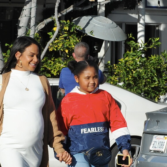 Christina Milian, enceinte, dans une robe moulante blanche à la sortie de chez Fred Segal's avec son compagnon M.Pokora et sa fille, Violet Madison Nash, après avoir déjeuné avec des amis, à Los Angeles, Californie, Etats-Unis, le 7 janvier 2020.  Pregnant Christina Milian shows off her baby bump in a white tight dress as she was spotted leaving Fred Segals with boyfriend and daughter after having lunch with friends.07/01/2020 - Los Angeles