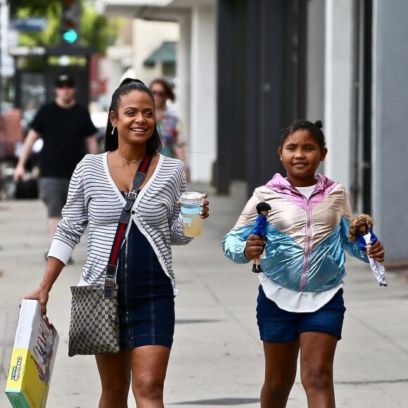 Christina Milian enceinte et sa fille Violet Madison Nash se baladent dans le quartier de Studio City à Los Angeles, le 26 septembre 2019 Veuillez flouter le visage de l'enfant avant publication  For germany call for price Actress Christina Milian and her growing baby bump are out with daughter Violet Madison Nash for drinks in Studio City. 26th september 201926/09/2019 - Los Angeles