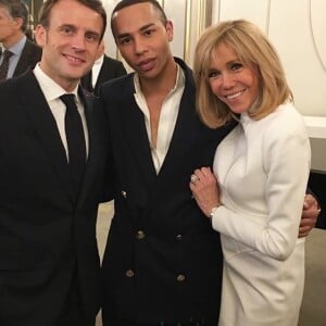 Brigitte et Emmanuel Macron avec Olivier Rousteing lors d'un dîner à l'Elysée le 24 février 2020, qui a réuni plus de 100 représentants de la mode.