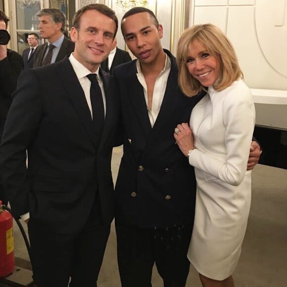 Brigitte et Emmanuel Macron avec Olivier Rousteing lors d'un dîner à l'Elysée le 24 février 2020, qui a réuni plus de 100 représentants de la mode.