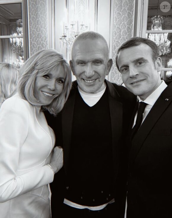 Brigitte et Emmanuel Macron avec Jean Paul Gaultier lors d'un dîner à l'Elysée le 24 février 2020, qui a réuni plus de 100 représentants de la mode.