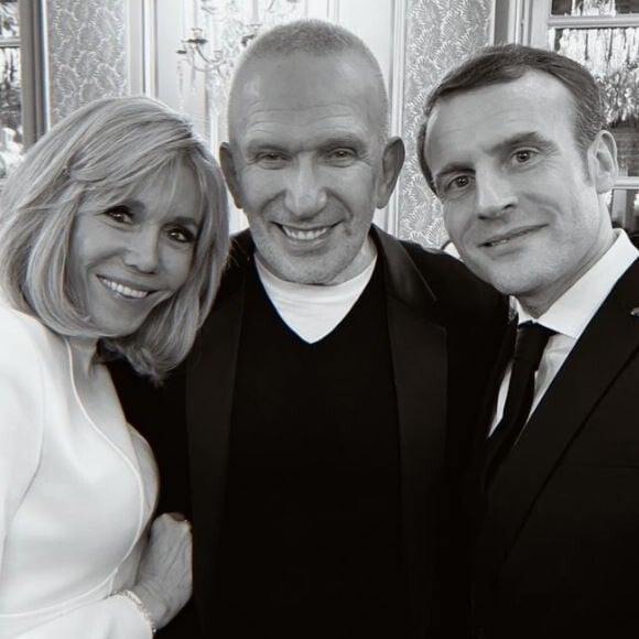 Brigitte et Emmanuel Macron avec Jean Paul Gaultier lors d'un dîner à l'Elysée le 24 février 2020, qui a réuni plus de 100 représentants de la mode.