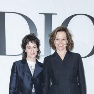 Sigourney Weaver et sa fille Charlotte Simpson assistent au défilé de mode prêt-à-porter automne-hiver 2020/2021 "Dior" à Paris le 25 février 2020. © Olivier Borde / Bestimage