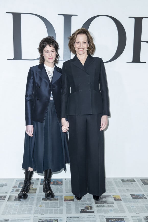 Sigourney Weaver et sa fille Charlotte Simpson assistent au défilé de mode prêt-à-porter automne-hiver 2020/2021 "Dior" à Paris le 25 février 2020. © Olivier Borde / Bestimage