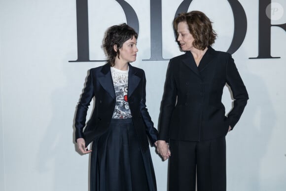 Sigourney Weaver et sa fille Charlotte Simpson assistent au défilé de mode prêt-à-porter automne-hiver 2020/2021 "Dior" à Paris le 25 février 2020. © Olivier Borde / Bestimage