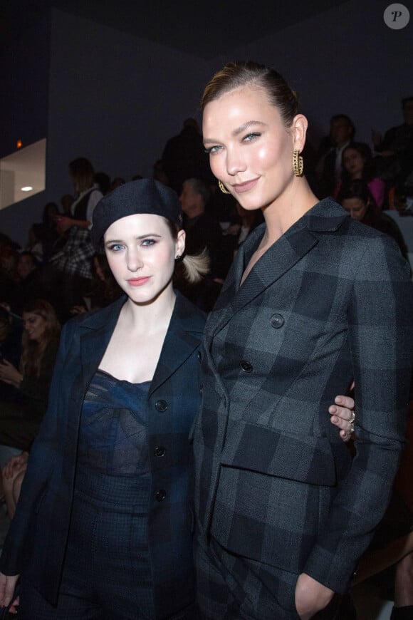 Rachel Brosnahan et Karlie Kloss assistent au défilé de mode prêt-à-porter automne-hiver 2020/2021 "Dior" à Paris le 25 février 2020.