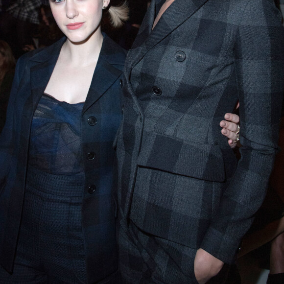 Rachel Brosnahan et Karlie Kloss assistent au défilé de mode prêt-à-porter automne-hiver 2020/2021 "Dior" à Paris le 25 février 2020.