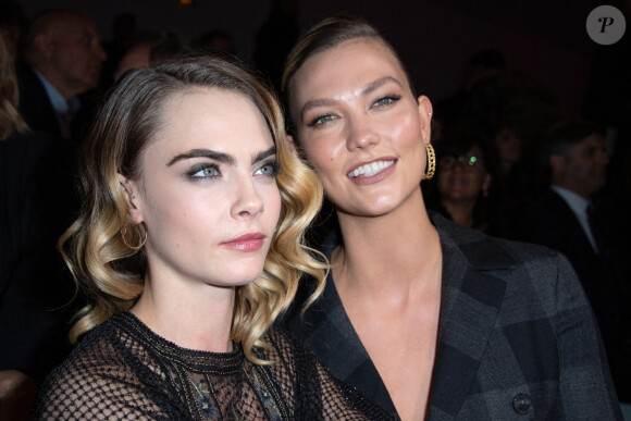 Cara Delevingne et Karlie Kloss assistent au défilé de mode prêt-à-porter automne-hiver 2020/2021 "Dior" à Paris le 25 février 2020.
