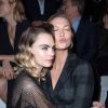 Cara Delevingne et Karlie Kloss assistent au défilé de mode prêt-à-porter automne-hiver 2020/2021 "Dior" à Paris le 25 février 2020.