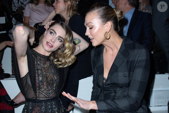 Cara Delevingne et Karlie Kloss assistent au défilé de mode prêt-à-porter automne-hiver 2020/2021 "Dior" à Paris le 25 février 2020.
