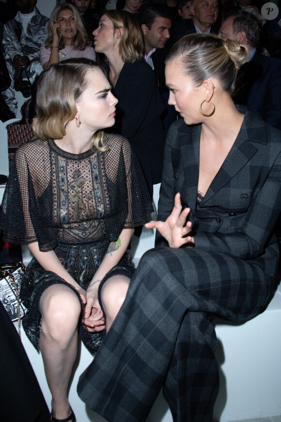 Cara Delevingne et Karlie Kloss assistent au défilé de mode prêt-à-porter automne-hiver 2020/2021 "Dior" à Paris le 25 février 2020.