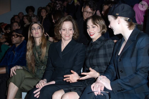 Bianca Brandolini, Sigourney Weaver, Maya Hawke et Rachel Brosnahan assistent au défilé de mode prêt-à-porter automne-hiver 2020/2021 "Dior" à Paris le 25 février 2020.