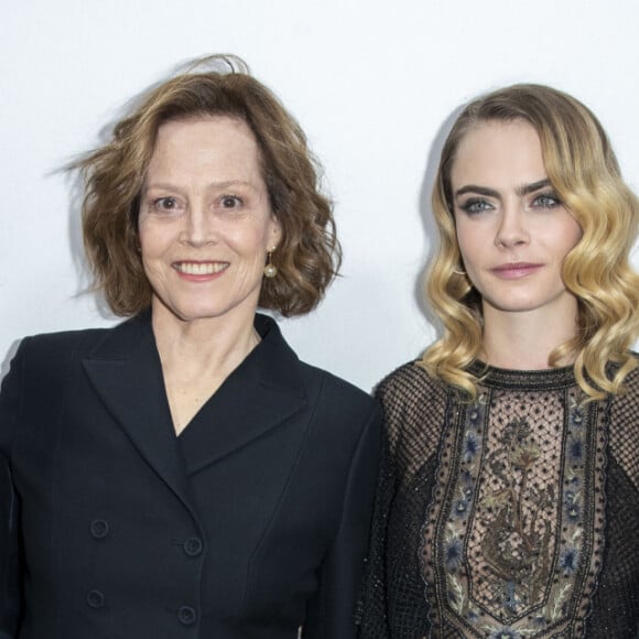 Charlotte Simpson, sa mère Sigourney Weaver, Cara Delevingne et Rachel Brosnahan dans les coulisses du défilé de mode prêt-à-porter automne-hiver 2020/2021 "Dior" à Paris. Le 25 février 2020 © Olivier Borde / Bestimage