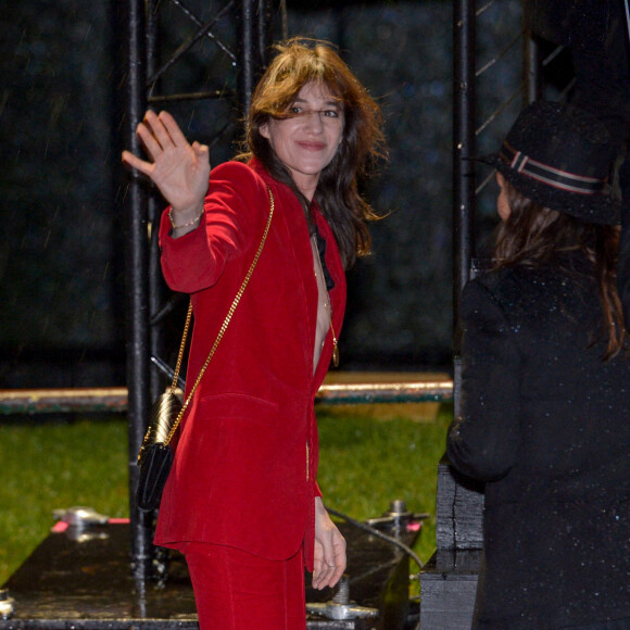 Charlotte Gainsbourg assiste au défilé de mode Saint Laurent, collection prêt-à-porter automne-hiver 2020/2021, à la Tour Eiffel. Paris, le 25 février 2020.