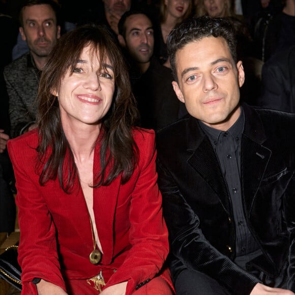 Charlotte Gainsbourg et Rami Malek assistent au défilé de mode Saint Laurent, collection prêt-à-porter automne-hiver 2020/2021, à la Tour Eiffel. Paris, le 25 février 2020.