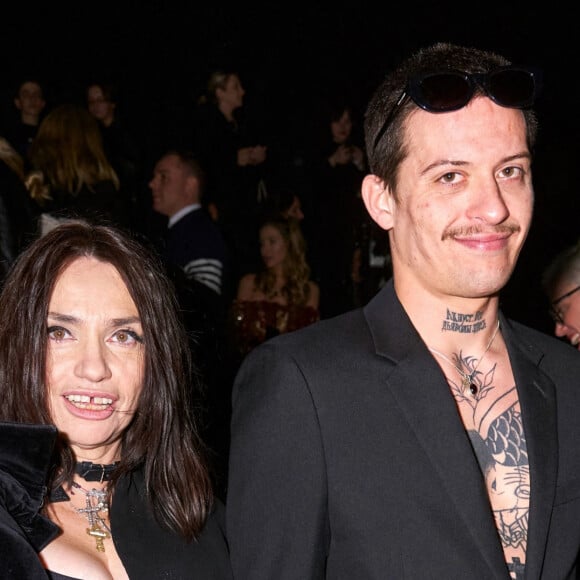 Béatrice Dalle et Paul Bichet assistent au défilé de mode Saint Laurent, collection prêt-à-porter automne-hiver 2020/2021, à la Tour Eiffel. Paris, le 25 février 2020.