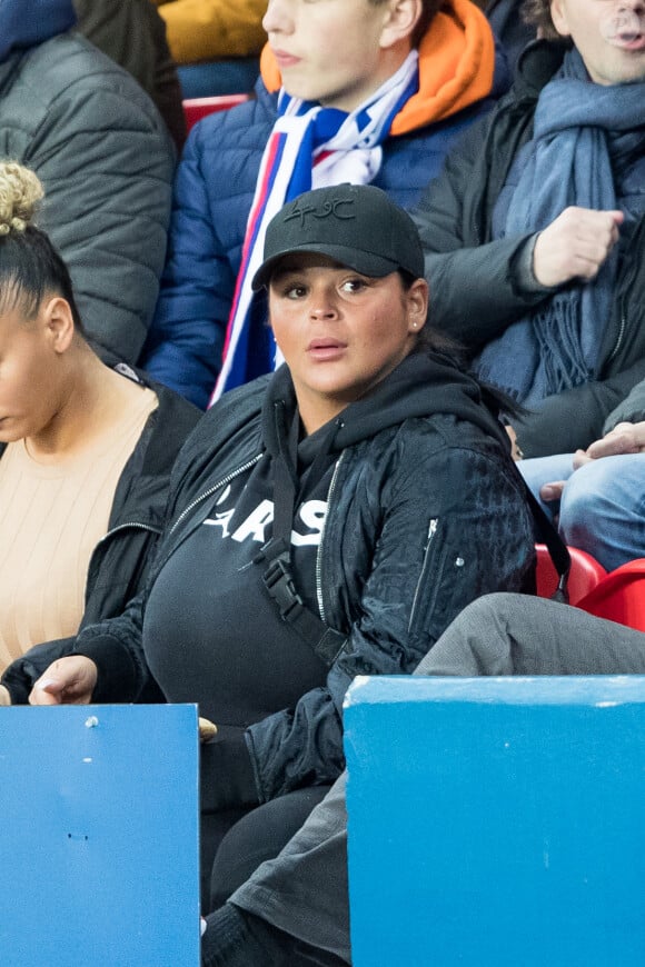 Sarah Fraisou mange une pizza lors du match - People dans les tribunes du parc des princes lors du match de championnat de Ligue 1 Conforama opposant le Paris Saint-Germain (PSG) à Lille le 22 Novembre 2019 à Paris © Cyril Moreau / Bestimage