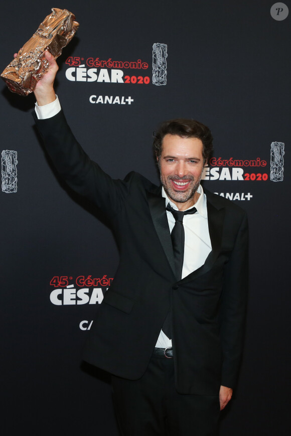 Nicolas Bedos (César du meilleur scénario original pour " La Belle Époque ") lors de la 45ème cérémonie des César à la salle Pleyel à Paris le 28 février 2020 © Dominique Jacovides / Olivier Borde / Bestimage