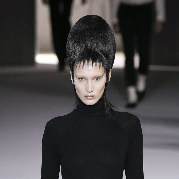 Bella Hadid défile pour Haider Ackermann, collection prêt-à-porter automne-hiver 2020/2021 au Théâtre National de Chaillot. Paris, le 29 février 2020.