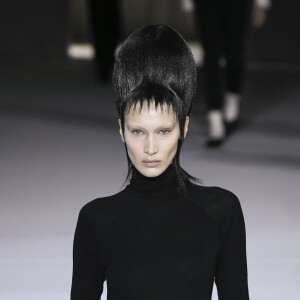 Bella Hadid défile pour Haider Ackermann, collection prêt-à-porter automne-hiver 2020/2021 au Théâtre National de Chaillot. Paris, le 29 février 2020.