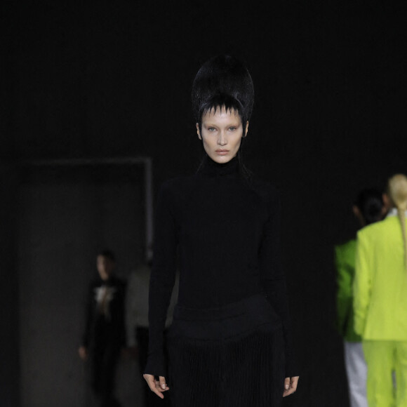 Bella Hadid défile pour Haider Ackermann, collection prêt-à-porter automne-hiver 2020/2021 au Théâtre National de Chaillot. Paris, le 29 février 2020.