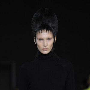 Bella Hadid défile pour Haider Ackermann, collection prêt-à-porter automne-hiver 2020/2021 au Théâtre National de Chaillot. Paris, le 29 février 2020.