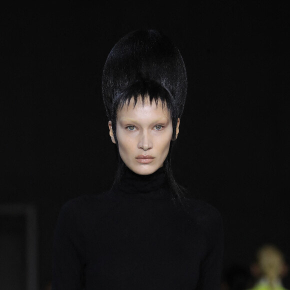 Bella Hadid défile pour Haider Ackermann, collection prêt-à-porter automne-hiver 2020/2021 au Théâtre National de Chaillot. Paris, le 29 février 2020.