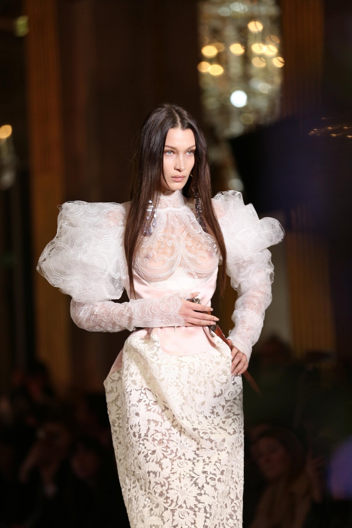 Bella Hadid, mariée audacieuse : seins dévoilés au défilé Vivienne Westwood  - Purepeople