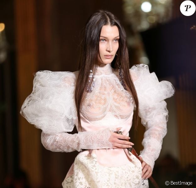 Bella Hadid défile pour Vivienne Westwood, collection prêt-à-porter automne-hiver 2020-2021, à l'Hôtel de ville de Paris. Paris, le 29 février 2020.