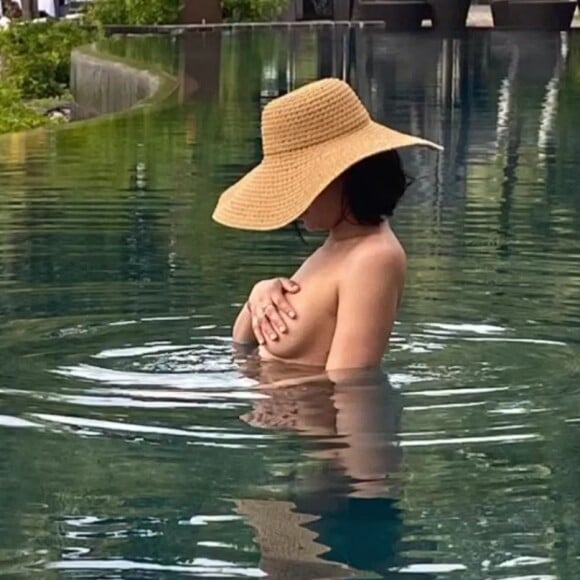 Valérie Bègue s'affiche topless sur Instagram - dimanche 01 mars 2020