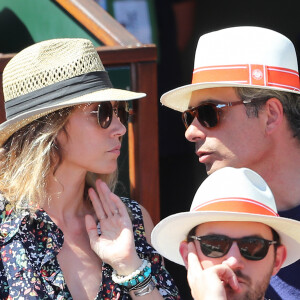 Laura Smet et son compagnon Raphaël - Personnalités dans les tribunes lors des internationaux de France de Roland Garros à Paris. Le 10 juin 2017. © Jacovides - Moreau / Bestimage