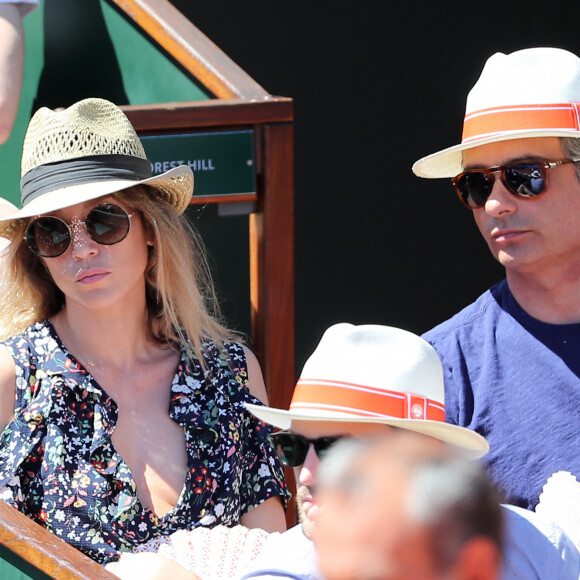 Laura Smet et son compagnon Raphaël - Personnalités dans les tribunes lors des internationaux de France de Roland Garros à Paris. Le 10 juin 2017. © Jacovides - Moreau / Bestimage