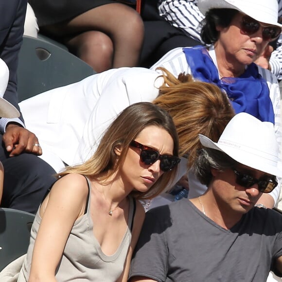 Laura Smet et son compagnon Raphaël dans les tribunes lors du tournoi de tennis de Roland Garros à Paris le 3 juin 2015.