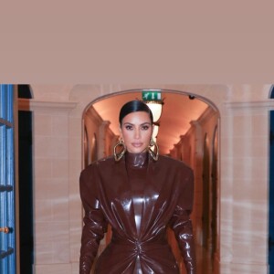 Kim Kardashian à nouveau en latex, lors de la Fashion Week de Paris, le dimanche 1er mars 2020. Tenue signée Balmain.