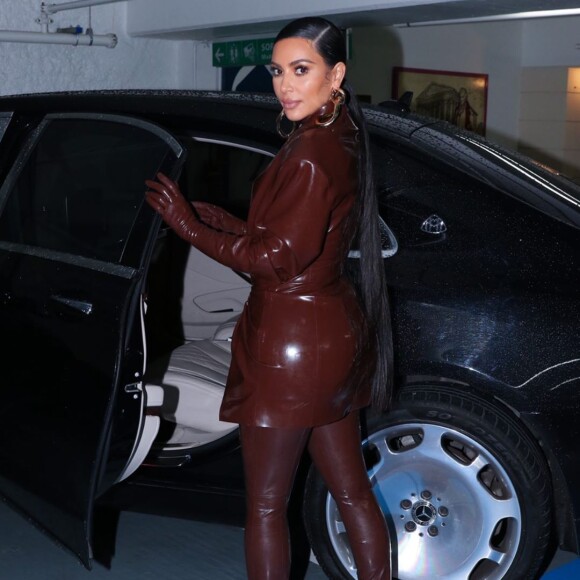 Kim Kardashian à nouveau en latex, lors de la Fashion Week de Paris, le dimanche 1er mars 2020. Tenue signée Balmain.