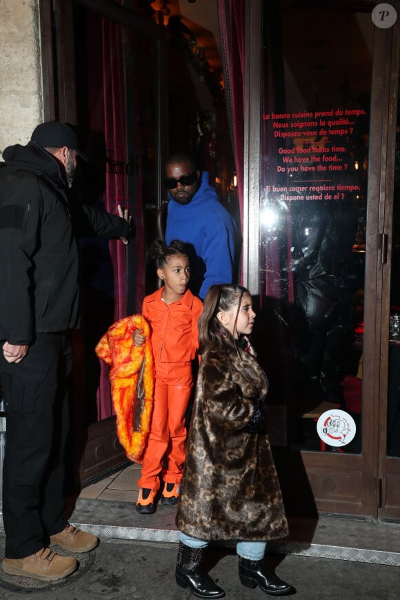 Kim Kardashian et sa soeur Kourtney, avec leurs filles North West et Penelope Disick, quittent le restaurant "Ferdi" à Paris, le 1er Mars 2020.