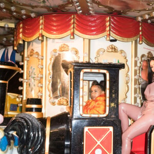 Kanye West, Kim Kardashian et sa soeur Kourtney emmènent leurs filles North West et Penelope Disick, faire un tour de carrousel au pied de la tour Eiffel après un dîner au restaurant "Ferdi". Pour l'occasion ils ont réservé le carrousel pendant 30 minutes pour la somme de 3000 euros. Ils en ont également profité pour acheter des souvenirs à l'effigie de la tour Eiffel. Paris, le 1er mars 2020.