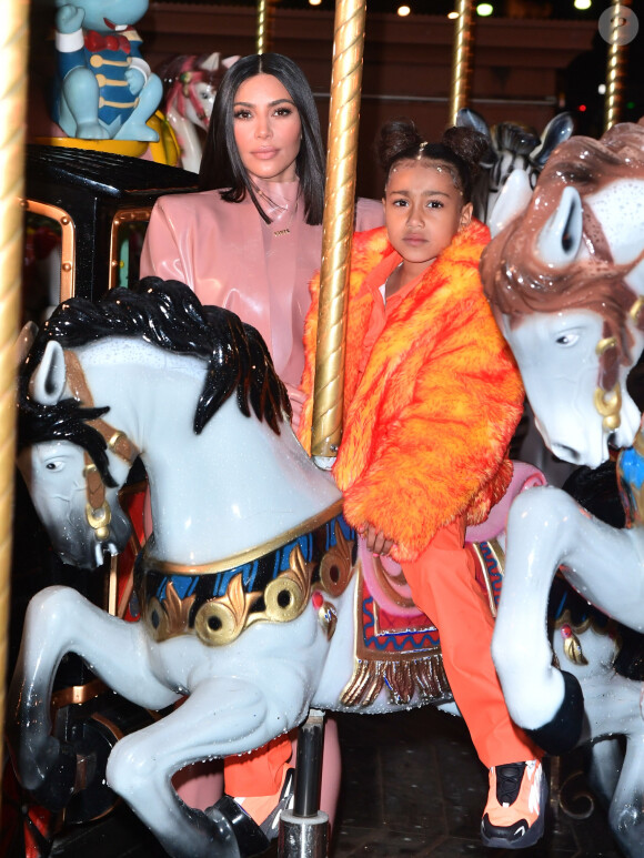 Kanye West, Kim Kardashian et sa soeur Kourtney emmènent leurs filles North West et Penelope Disick, faire un tour de carrousel au pied de la tour Eiffel après un dîner au restaurant "Ferdi". Pour l'occasion ils ont réservé le carrousel pendant 30 minutes pour la somme de 3000 euros. Ils en ont également profité pour acheter des souvenirs à l'effigie de la tour Eiffel. Paris, le 1er mars 2020.