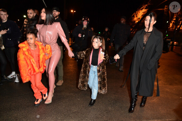 Kanye West, Kim Kardashian et sa soeur Kourtney emmènent leurs filles North West et Penelope Disick, faire un tour de carrousel au pied de la tour Eiffel après un dîner au restaurant "Ferdi". Pour l'occasion ils ont réservé le carrousel pendant 30 minutes pour la somme de 3000 euros. Ils en ont également profité pour acheter des souvenirs à l'effigie de la tour Eiffel. Paris, le 1er mars 2020.