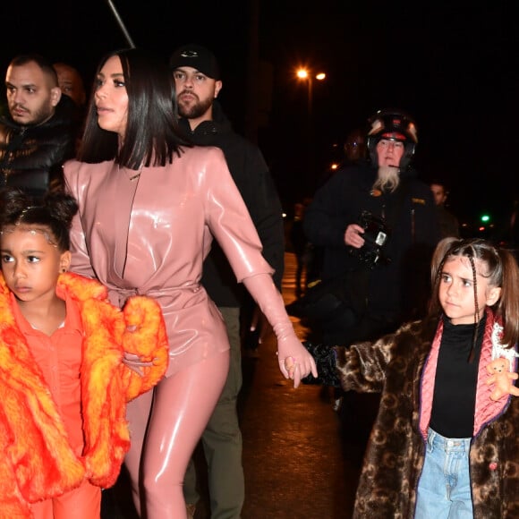 Kanye West, Kim Kardashian et sa soeur Kourtney emmènent leurs filles North West et Penelope Disick, faire un tour de carrousel au pied de la tour Eiffel après un dîner au restaurant "Ferdi". Pour l'occasion ils ont réservé le carrousel pendant 30 minutes pour la somme de 3000 euros. Ils en ont également profité pour acheter des souvenirs à l'effigie de la tour Eiffel. Paris, le 1er mars 2020.