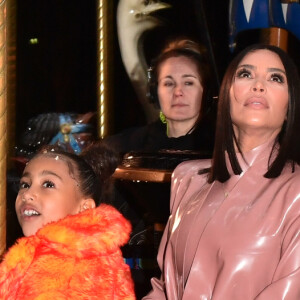 Kanye West, Kim Kardashian et sa soeur Kourtney emmènent leurs filles North West et Penelope Disick, faire un tour de carrousel au pied de la tour Eiffel après un dîner au restaurant "Ferdi". Pour l'occasion ils ont réservé le carrousel pendant 30 minutes pour la somme de 3000 euros. Ils en ont également profité pour acheter des souvenirs à l'effigie de la tour Eiffel. Paris, le 1er mars 2020.