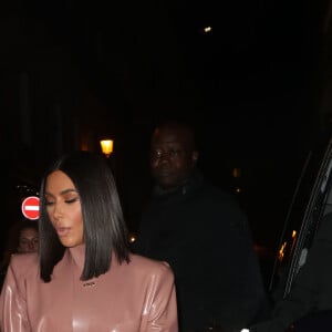 Kim Kardashian et sa soeur Kourtney, avec leurs filles North West et Penelope Disick, arrivent au restaurant "Ferdi" à Paris, le 1er Mars 2020.