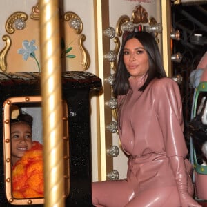 Kanye West, Kim Kardashian et sa soeur Kourtney emmènent leurs filles North West et Penelope Disick, faire un tour de carrousel au pied de la tour Eiffel après un dîner au restaurant "Ferdi". Pour l'occasion ils ont réservé le carrousel pendant 30 minutes pour la somme de 3000 euros. Ils en ont également profité pour acheter des souvenirs à l'effigie de la tour Eiffel. Paris, le 1er mars 2020.