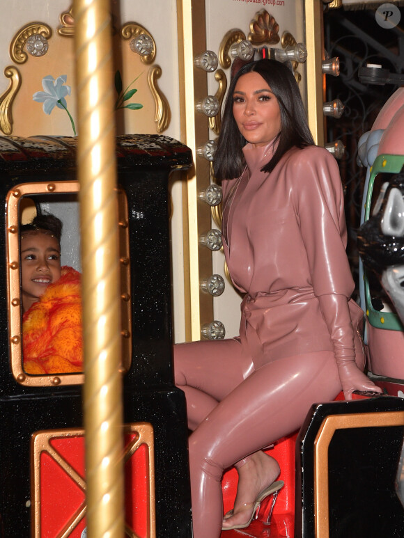 Kanye West, Kim Kardashian et sa soeur Kourtney emmènent leurs filles North West et Penelope Disick, faire un tour de carrousel au pied de la tour Eiffel après un dîner au restaurant "Ferdi". Pour l'occasion ils ont réservé le carrousel pendant 30 minutes pour la somme de 3000 euros. Ils en ont également profité pour acheter des souvenirs à l'effigie de la tour Eiffel. Paris, le 1er mars 2020.