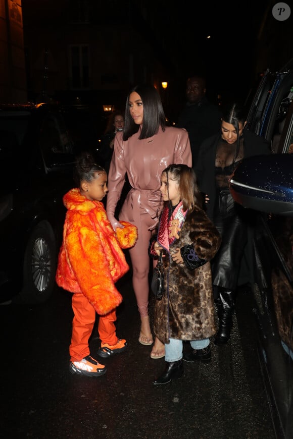 Kim Kardashian et sa soeur Kourtney, avec leurs filles North West et Penelope Disick, arrivent au restaurant "Ferdi" à Paris, le 1er Mars 2020.