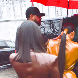 Kim Kardashian et sa soeur Kourtney sortent de L'Avenue après le déjeuner à Paris, le 1er mars 2020.