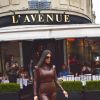 Kim Kardashian et sa soeur Kourtney sortent de L'Avenue après le déjeuner à Paris, le 1er mars 2020.