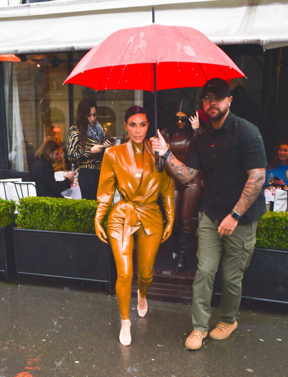 Kim Kardashian et sa soeur Kourtney sortent de L'Avenue après le déjeuner à Paris, le 1er mars 2020.